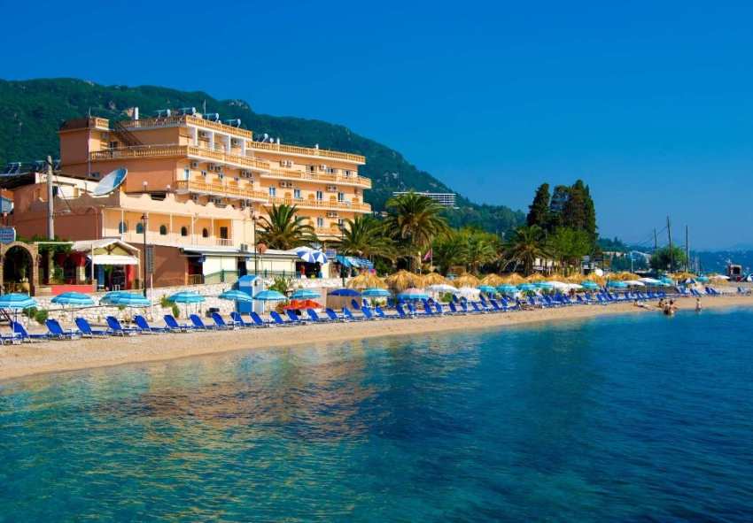  На първа линия в Potamaki Beach Hotel, Беницес, о. Корфу, Гърция! 3+ нощувки на човек със закуски + басейн 