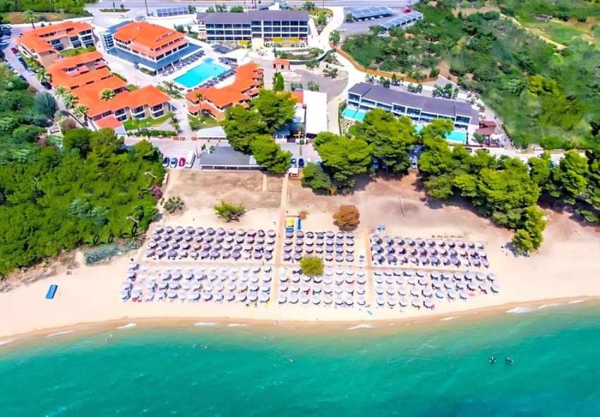  Ранни записвания за лято 2025 на първа линия в Hotel Lagomandra Beach****, Никити, Гърция! Нощувка със закуска и вечеря на човек + басейн. Дете до 11.99г. БЕЗПЛАТНО! 